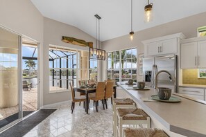 冷蔵庫、電子レンジ、オーブン、コンロ