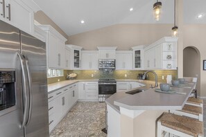 冷蔵庫、電子レンジ、オーブン、コンロ