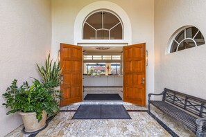 Lobby - Gulf Access, Southern Heated Pool, Kayaks, Bikes, Tiki Hut - Villa Salty Shoreline - Roelens (Cape Coral)
