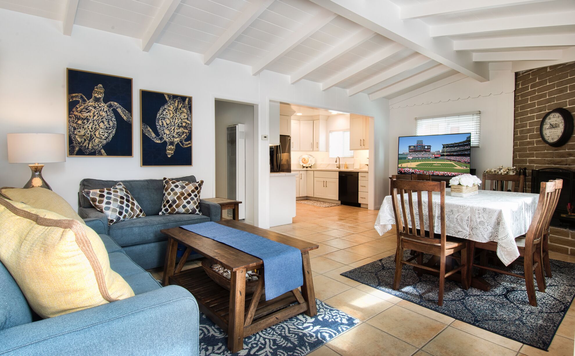 Fantastic Peninsula Beach & Bay Location – 11 Houses to the Sand!