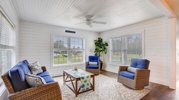 Flat-screen TV, fireplace, DVD player