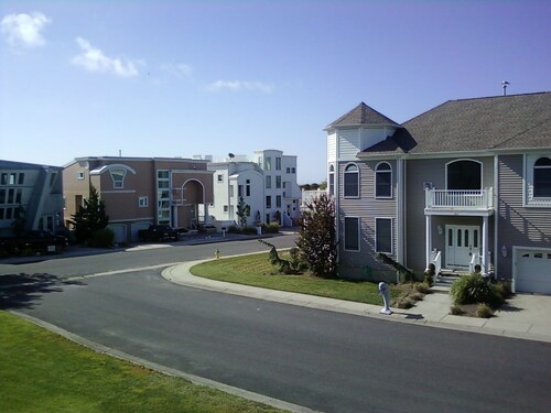 Newly Renovated, Beautiful Oceanfront Condo, 5 mins to Atlantic City