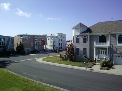 Newly Renovated, Beautiful Oceanfront Condo, 5 mins to Atlantic City