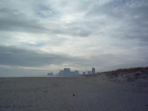 En la playa y camastros