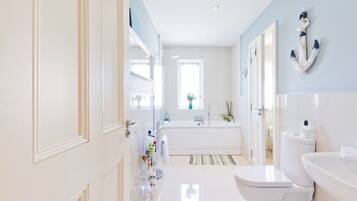 Duschwanne, Haartrockner, HandtĂŒcher, Seife