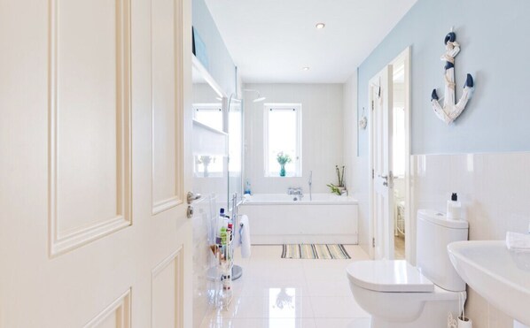 Combined shower/bathtub, hair dryer, towels, soap