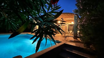 حمّام سباحة مُدفَّأ