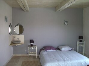 2 chambres, fer et planche à repasser, Wi-Fi, draps fournis