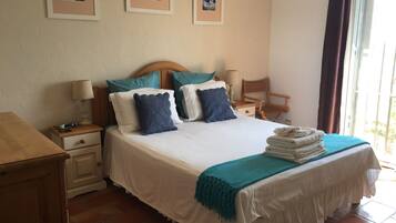 4 slaapkamers, een bureau, een strijkplank/strijkijzer, reisbedje