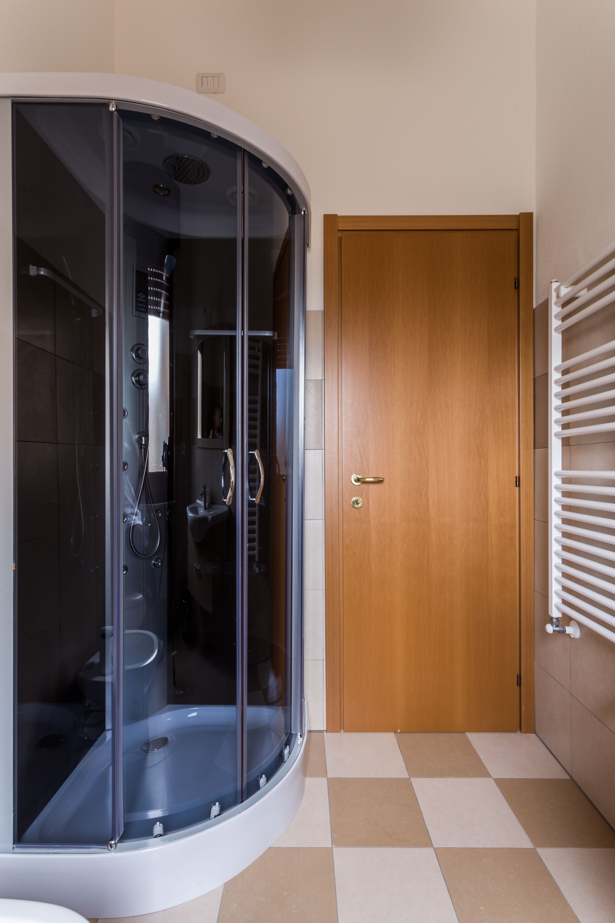 Shower, jetted bath, hair dryer, bidet