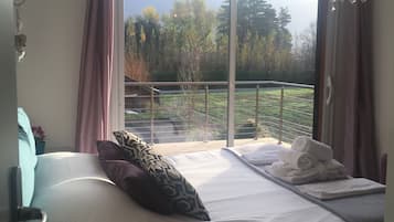 3 bedrooms, desk, iron/ironing board, travel crib