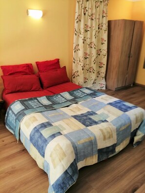 Bureau, fer et planche Ă repasser, lit parapluie, Wi-Fi gratuit