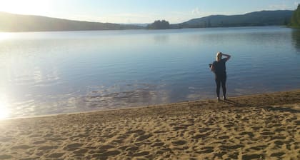 Maison de vacances prÚs de HovfjÀllet, Torsby. Eté au bord du lac, l'hiver sur les pentes
