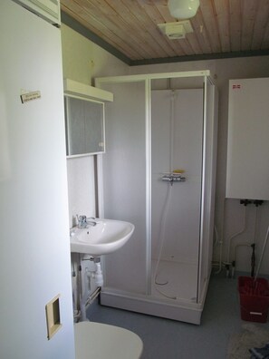 Chuveiro, secador de cabelo, papel higiênico