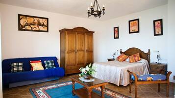 5 slaapkamers, een bureau, een strijkplank/strijkijzer, gratis wifi