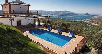 Beautiful Lake Views House with Lovely Paved Garden