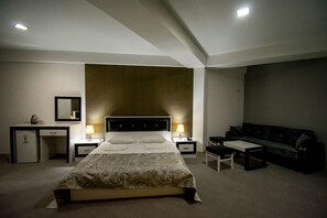Blackout drapes, soundproofing, iron/ironing board, rollaway beds - Hotel Batoni (Tbilisi)