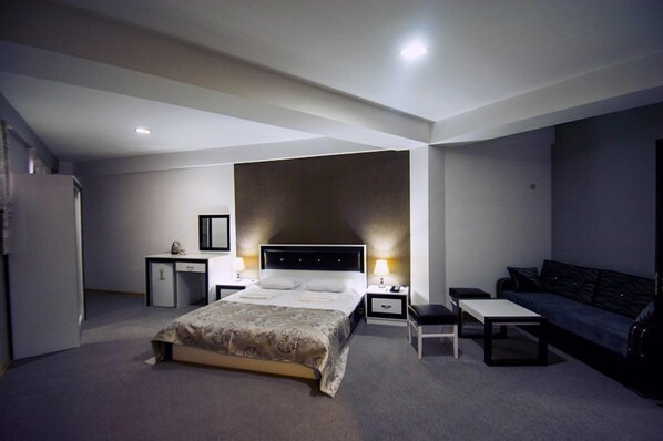 Economy Double Room, 1 King Bed, Non Smoking | Blackout drapes, soundproofing, iron/ironing board, rollaway beds - Hotel Batoni (Tbilisi)