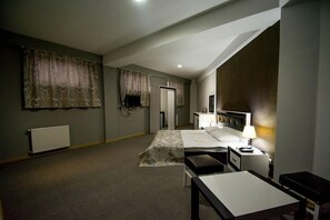 Blackout drapes, soundproofing, iron/ironing board, rollaway beds - Hotel Batoni (Tbilisi)