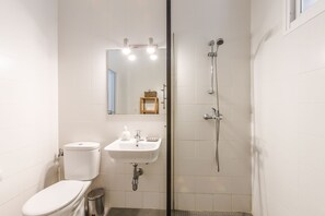 Dusj, hårføner, bidé og håndklær
