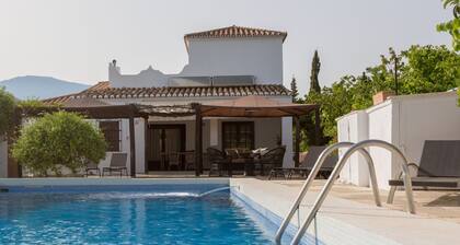 CHALE WITH POOL TO 1 KM FROM URBAN CENTER FOR 8 PEOPLE