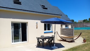 Outdoor dining - House at Camaret-sur-mer, quiet on fenced 1km to port (Camaret-Sur-Mer)