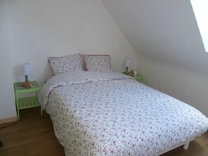 3 bedrooms, iron/ironing board, WiFi, bed sheets