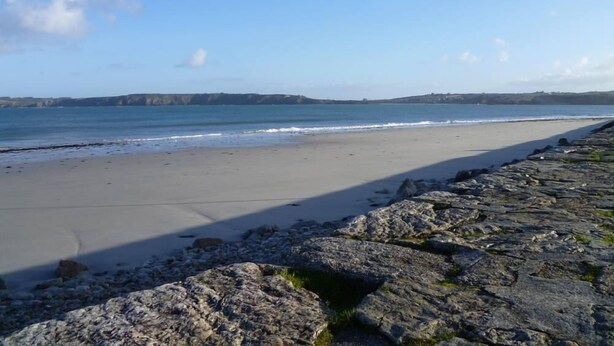A beach with a rocky shoreline and calm water. - House at Camaret-sur-mer, quiet on fenced 1km to port (Camaret-Sur-Mer)