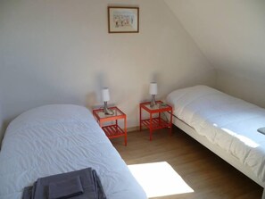 3 bedrooms, iron/ironing board, WiFi - House at Camaret-sur-mer, quiet on fenced 1km to port (Camaret-Sur-Mer)