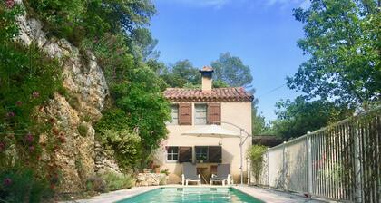 Ancienne ferme de charme en bordure de forĂȘt, piscine privĂ©e, vue superbe