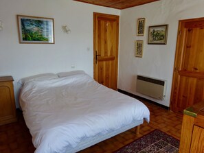 2 chambres, bureau, fer et planche à repasser, lit parapluie