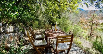 Ancienne ferme de charme en bordure de forĂȘt, piscine privĂ©e, vue superbe