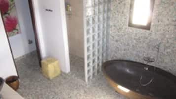 Dupleks Deluks, 2 Tempat Tidur Queen, Boleh Merokok, pemandangan laut | Kamar mandi | Bathtub dan shower terpisah dan handuk