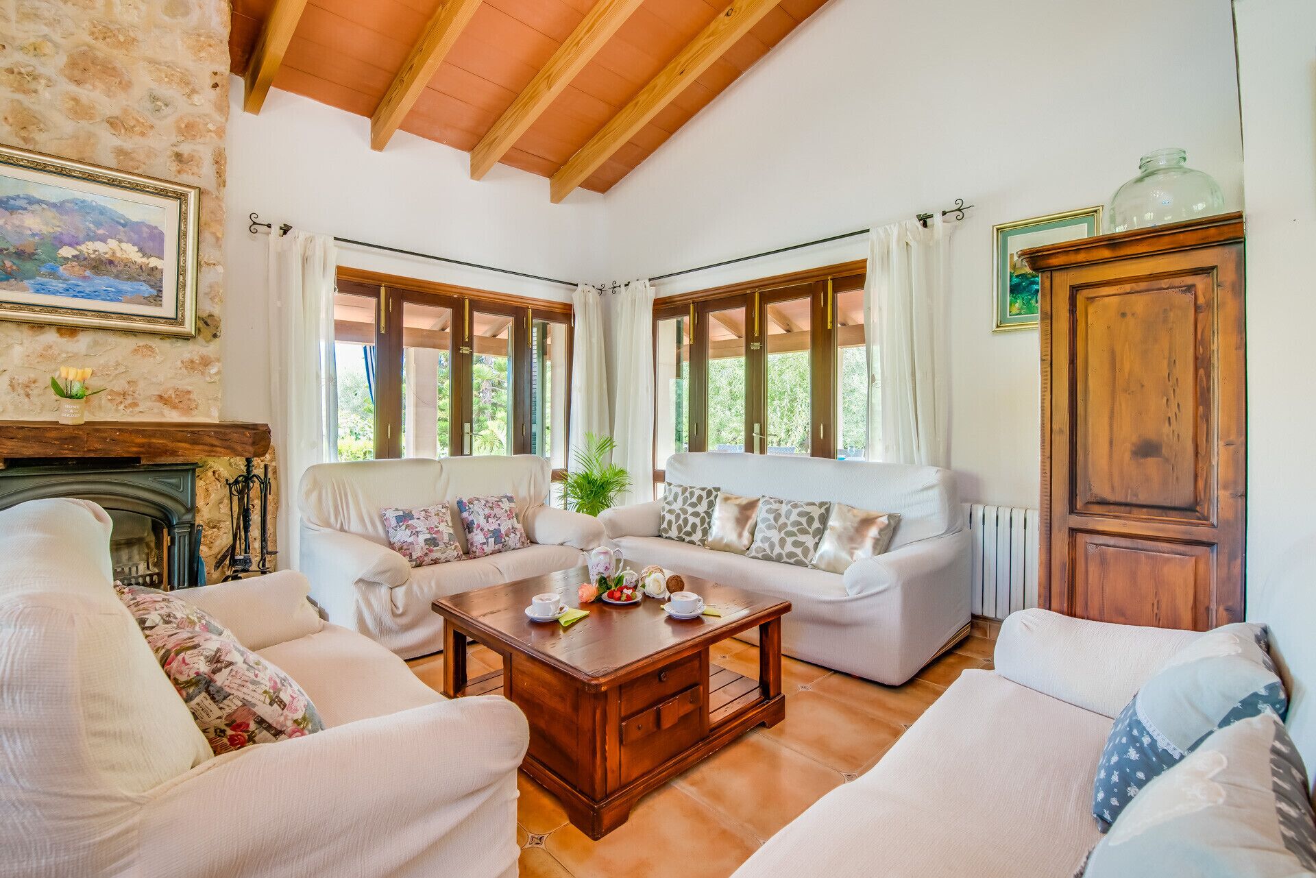 Een televisie, een open haard en een tafeltennistafel