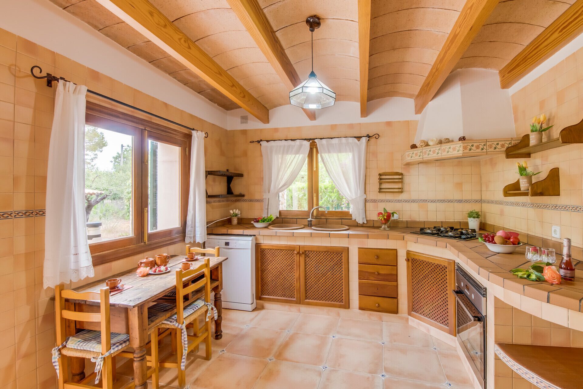 Een koelkast, een magnetron, een oven, een vaatwasser