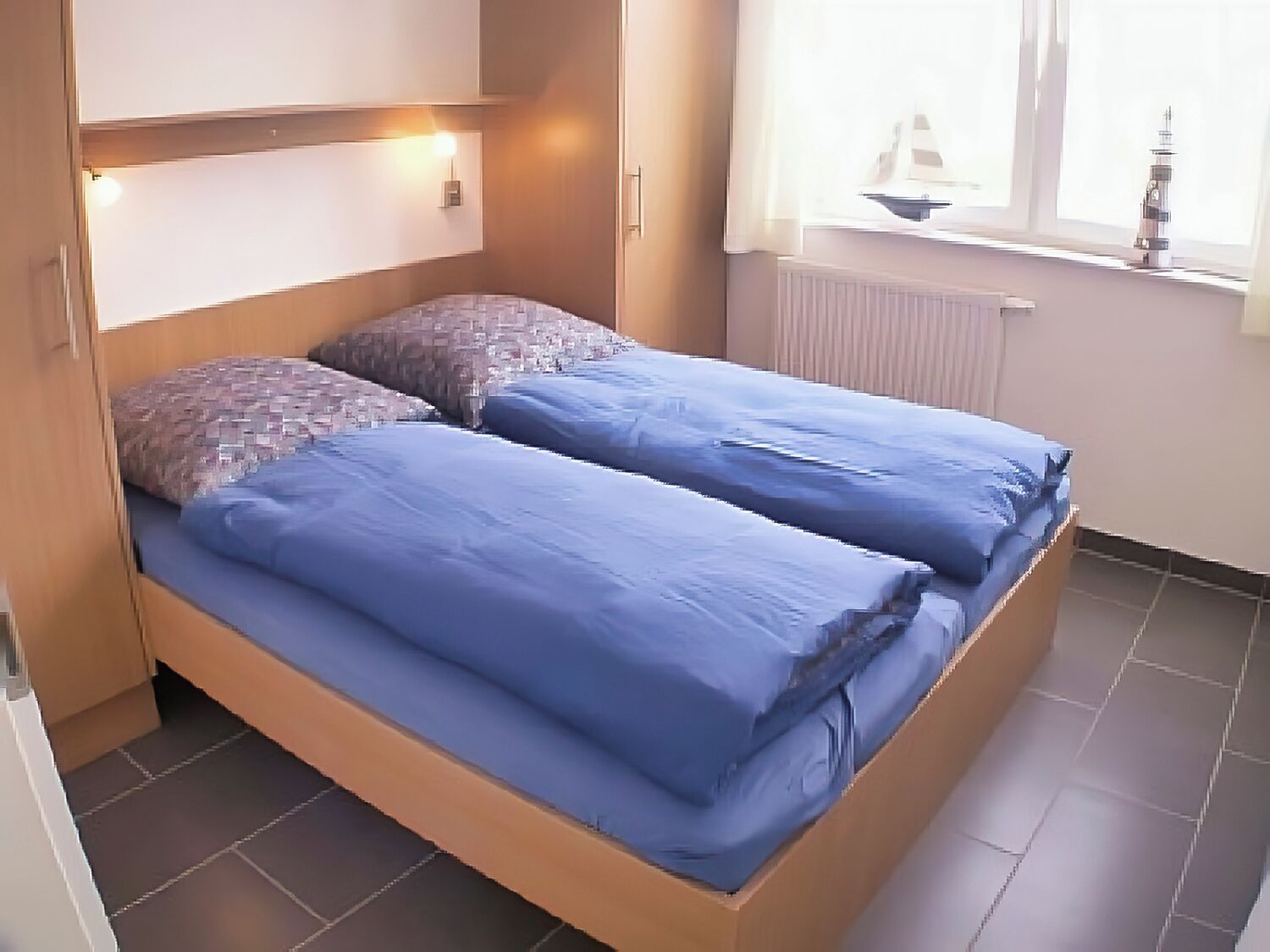 Schlafzimmer 1 mit Doppelbett und Kleiderschrank