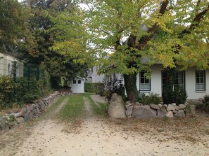 Set amidst a well-manicured lawn, this traditional home offers a secure and environment.