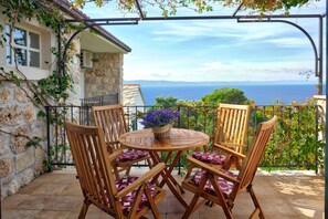 Outdoor dining - Villa with infinity pool, teracce and sea view, bbq, internet, two bedrooms (Tucepi)