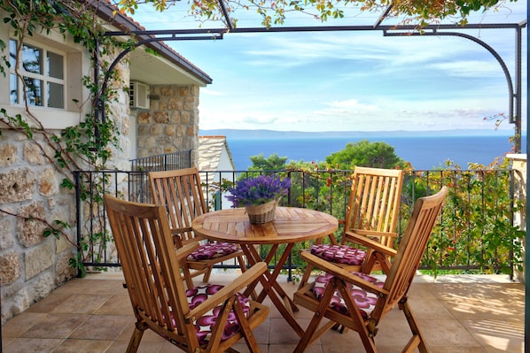 Outdoor dining - Villa with infinity pool, teracce and sea view, bbq, internet, two bedrooms (Tucepi)