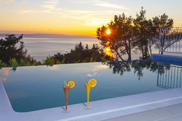 Outdoor pool - Villa with infinity pool, teracce and sea view, bbq, internet, two bedrooms (Tucepi)