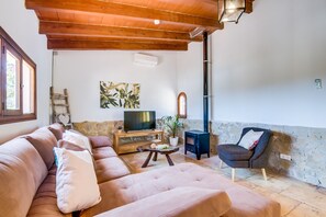 Televisión y chimenea