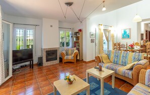 Flatscreentelevisie, een open haard en een stereo