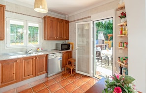 Réfrigérateur, micro-ondes, plaque de cuisson, lave-vaisselle