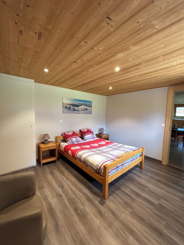 2 bedrooms, iron/ironing board, WiFi