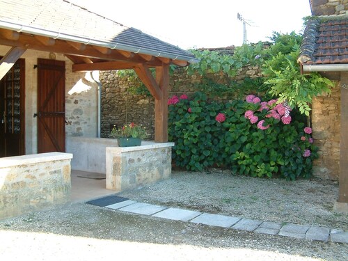 Charming cottage with terrace south Perigord black and chestnut country