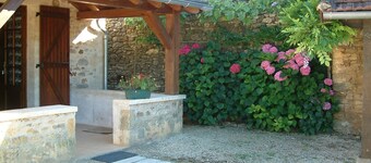 Charming cottage with terrace south Perigord black and chestnut country