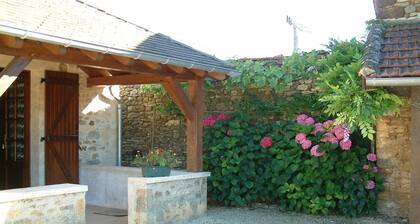 Charming cottage with terrace south Perigord black and chestnut country
