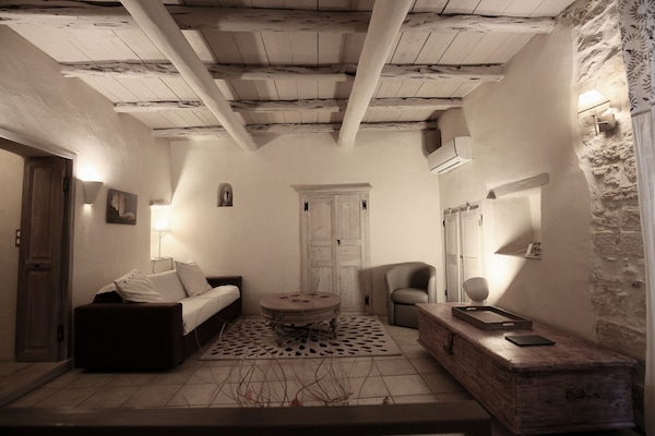 Grand salon bonifacien équipé multimédia internet clim