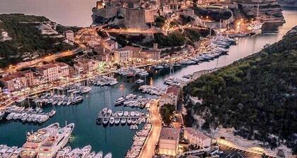 GRAND DUPLEIX RĂNOVĂ MAISON 14E SIECLE EN HAUTE-VILLE