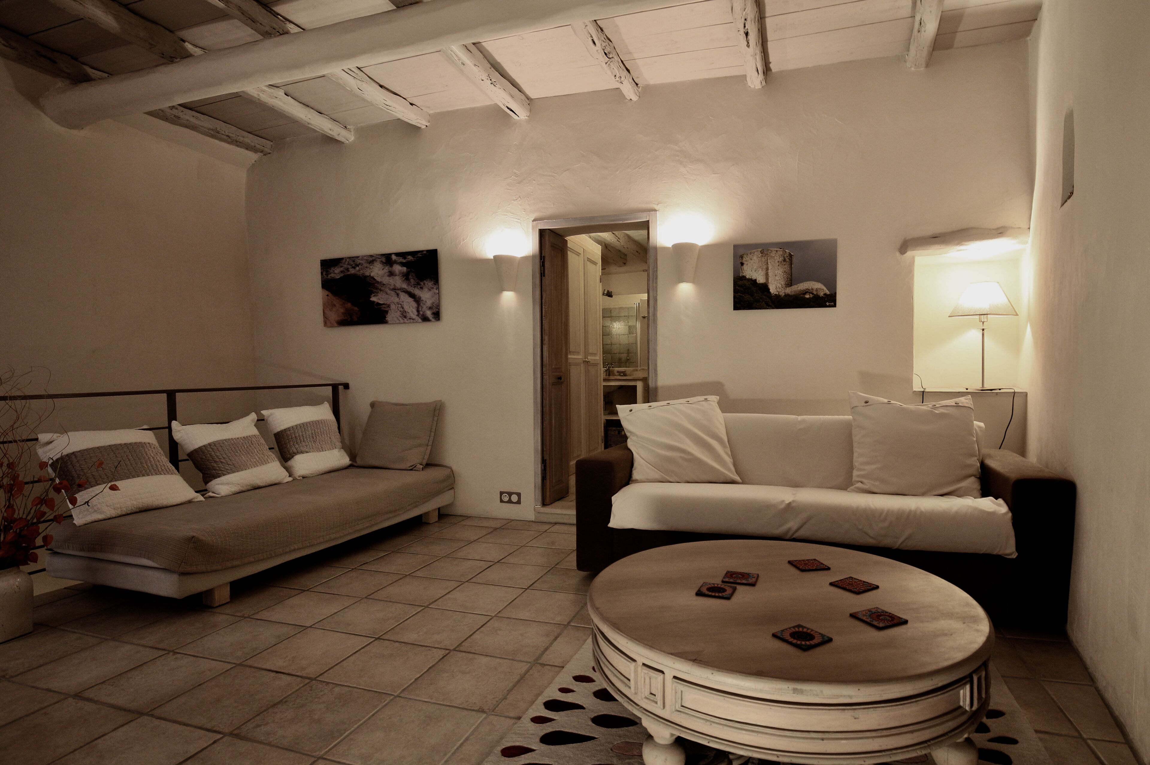 TV, DVD-spiller, filmbibliotek og stereoanlegg